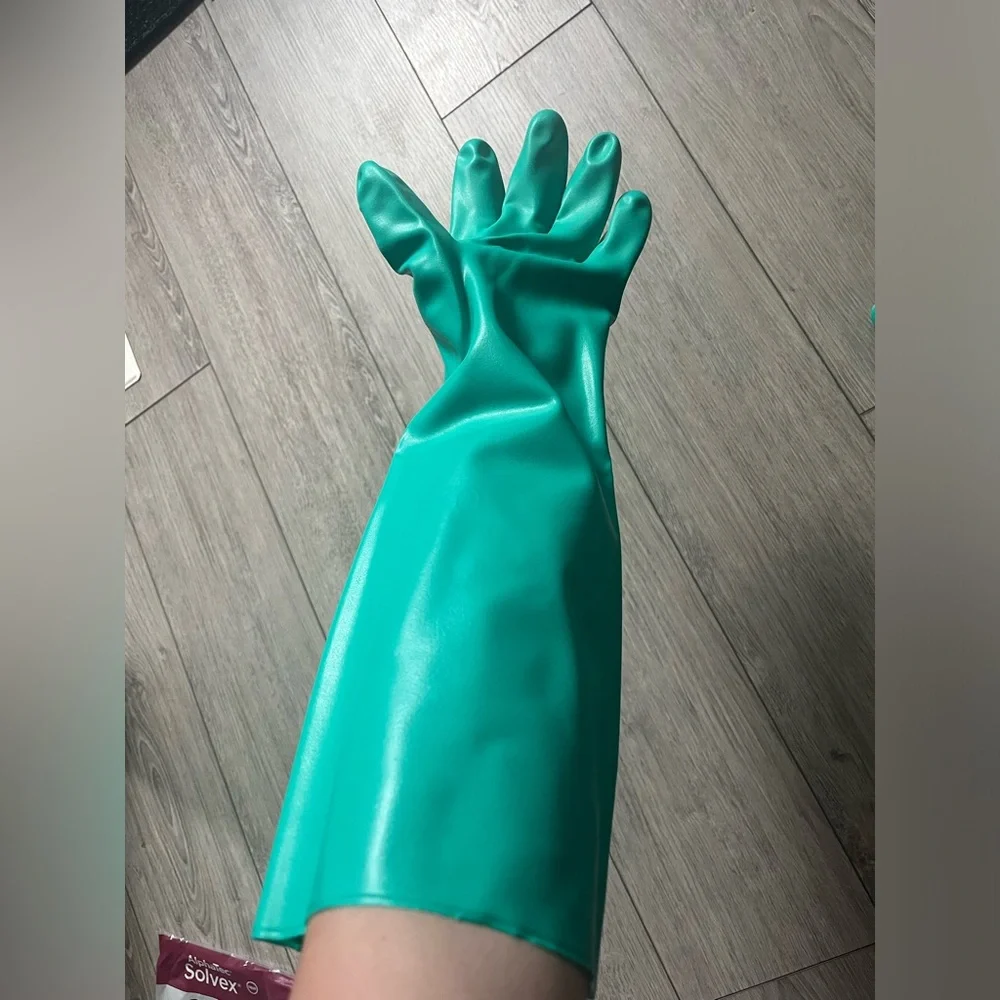 12 pairs of Ansell AlphaTec Sol-Vex Chemical Resistant XL Gloves - Picture 7 of 13